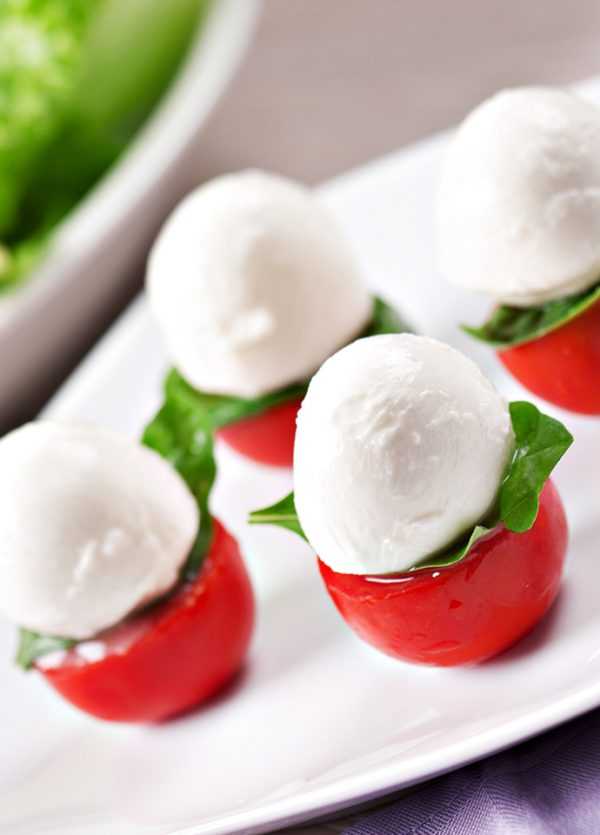 Ensalada caprese con mini mozzarellas esféricas
