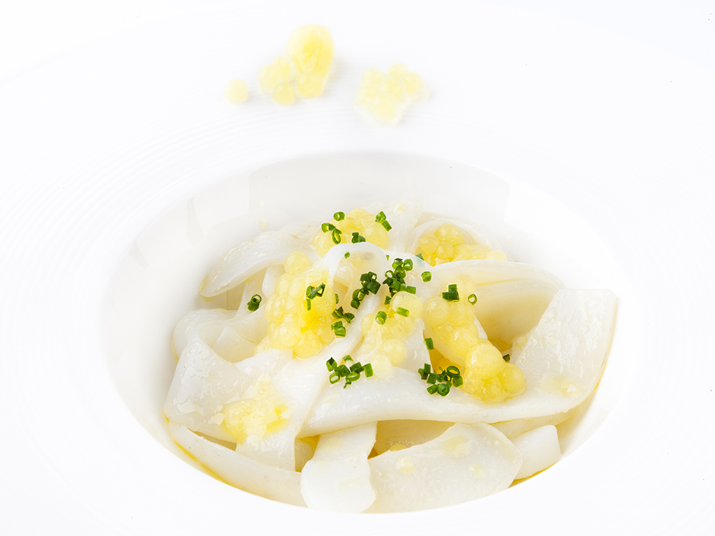 VANGUARDIA - PESCADOS - SPAGUETTIS DE SEPIA Y CAVIAR DE MANGO