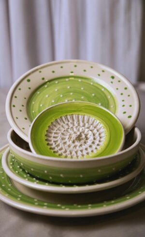 VAJILLA DE CERAMICA VERDE-LUNARES (NIJAR)