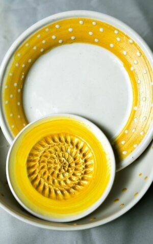 VAJILLA DE CERAMICA AMARILLO-LUNARES (NIJAR)